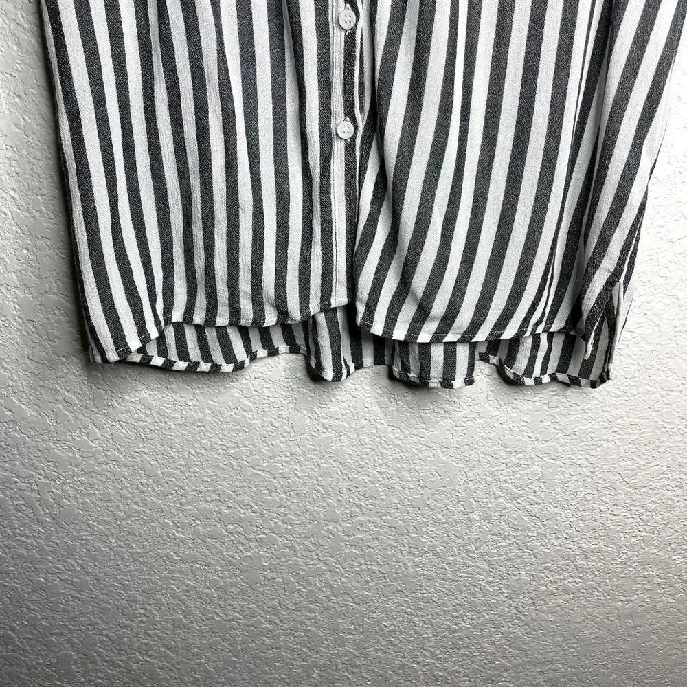 SOLD ON EBAY DOE + Rae Womens Gray and White Striped Button Up Top Size M - Picture 4 of 7